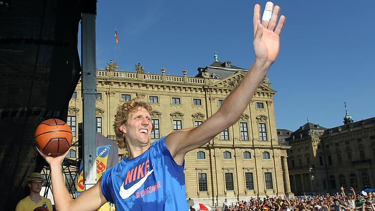 Würzburgs Basketball-Star Dirk Nowitzki wurde nach dem NBA-Titelgewinn 2011 von 11 000 Menschen vor der Residenz empfangen.