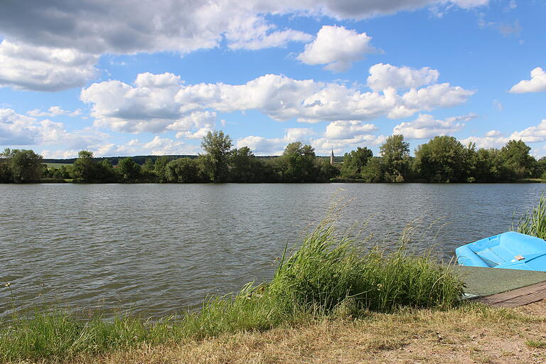 Der Horhäuser See zwischen Wonfurt und Horhausen ist aufgrund seiner Größe auch bei Wassersportlern und Wassersportlerinnen beliebt.&nbsp;