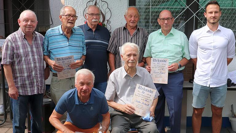 Für ihre langen Mitgliedschaften zeichnete der Fußballverein 1913 Lauda zahlreiche Mitglieder&nbsp;(von links) aus: Werner Hügel, Friedrich Metzger, Peter Göll, Günter Dosch und Rainer Ruppert mit dem Präsidenten Kristofer Schädle sowie Klaus Slomka und Stefan Ambach.