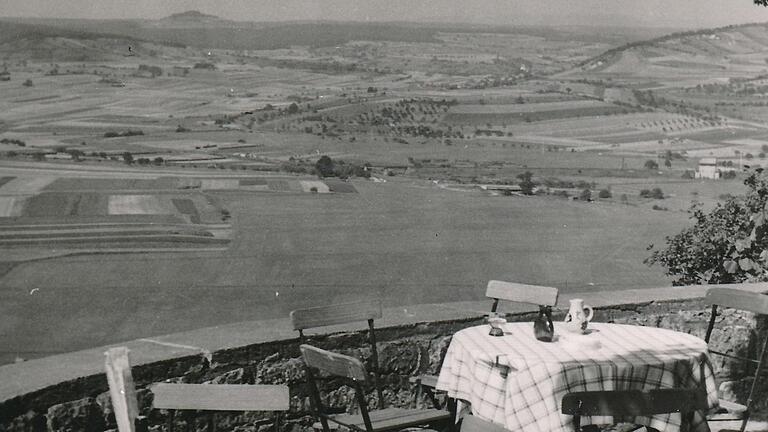 Bis in die 1970er Jahre hatten Besucher vom Gartenlokal aus einen schönen Blick über Saale- und Thulbatal bis zum Büchelberg.       -  Bis in die 1970er Jahre hatten Besucher vom Gartenlokal aus einen schönen Blick über Saale- und Thulbatal bis zum Büchelberg.