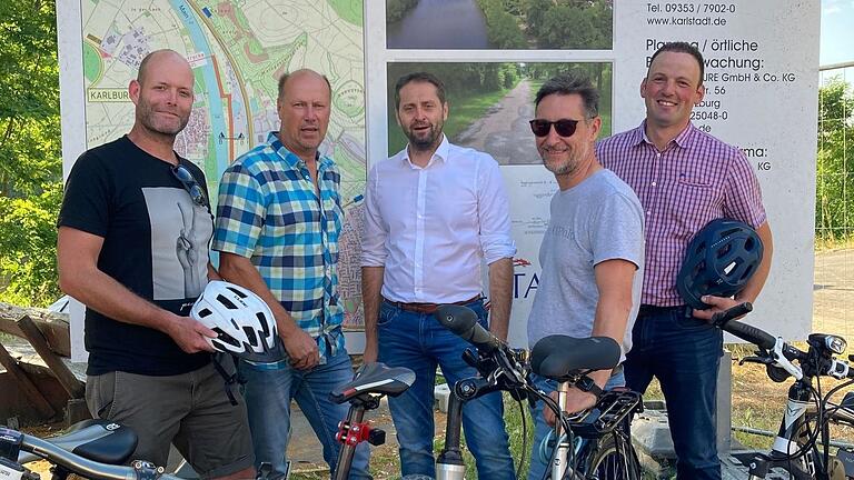Die Freien Wähler Karlstadt erkundeten weitere Verbesserungsmöglichkeiten im Radwegenetz des Stadtgebiets. Von links die Stadträte Ingo Röder, Edgar Ehrenfels, Sebastian Kunz und Thorsten Heßdörfer sowie Ortssprecher Martin Scheiner. Die Freien Wähler Karlstadt erkundeten weitere Verbesserungsmöglichkeiten im Radwegenetz des Stadtgebiets. Von links die Stadträte Ingo Röder, Edgar Ehrenfels, Sebastian Kunz und Thorsten Heßdörfer sowie Ortssprecher Martin Scheiner.