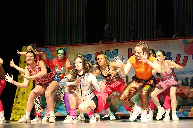Die Disco-Girls der Alzemer Showtanzgruppe präsentierten beim Faschingsabend in Alitzheim einen begeisternden Tanz. Die Disco-Girls der Alzemer Showtanzgruppe präsentierten beim Faschingsabend in Alitzheim einen begeisternden Tanz.