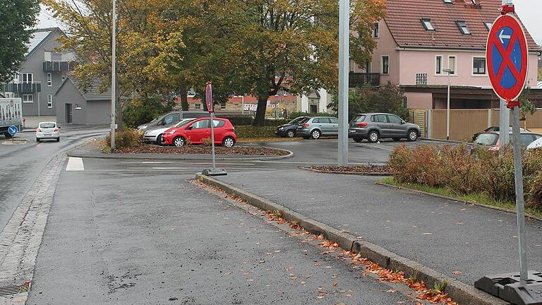 Halteverbot-Schilder an der Ausfahrt des Parkplatzes der neuen Märkte sorgen für freie Sicht auf die Ringstraße.