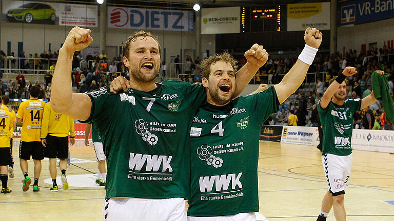 DKB 2. Handball-Bundesliga, HSC 2000 Coburg - DJK Rimpar Wölfe       -  Im Mai 2015 feierten die Rimparer Gallionsfiguren Stefan Schmitt (links) und Sebastian Kraus in Coburg einen ihrer Derbysiege mit den Wölfen. Am Samstag werden sie gemeinsam das letzte Heimspiel ihrer Karrieren gegen den Lieblinsgegner bestreiten.