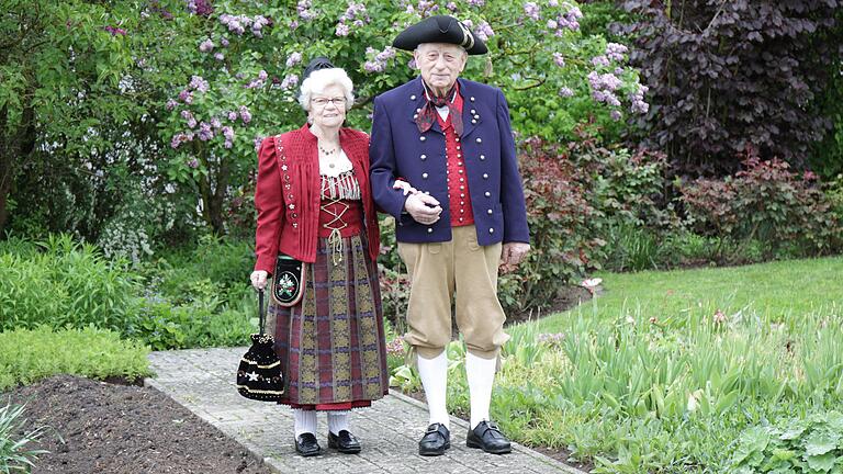 In Sulzfelder Tracht zeigen sich Helga und Albert Straub, die nach 60 gemeinsamen Lebensjahren das Fest der Diamantenen Hochzeit feiern können. Die Tracht steht für Tradition und Heimattreue.