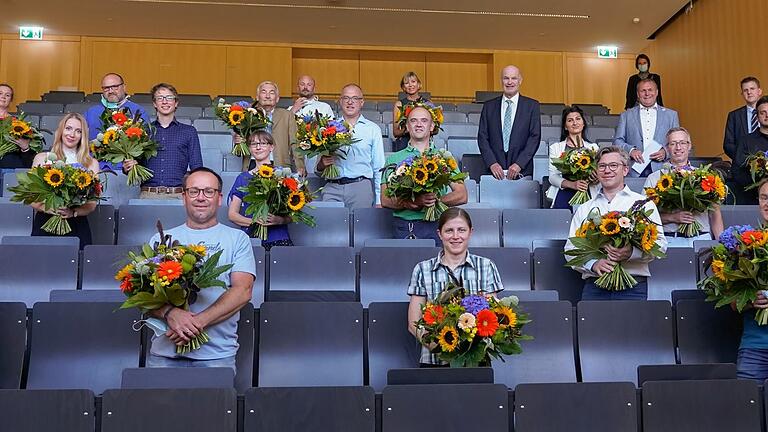 Für das Gruppenbild versammelten sich die geehrten Beschäftigten des Uniklinikums Würzburg mit den

Laudatoren im Hörsaal des Deutschen Zentrums für Herzinsuffizienz.