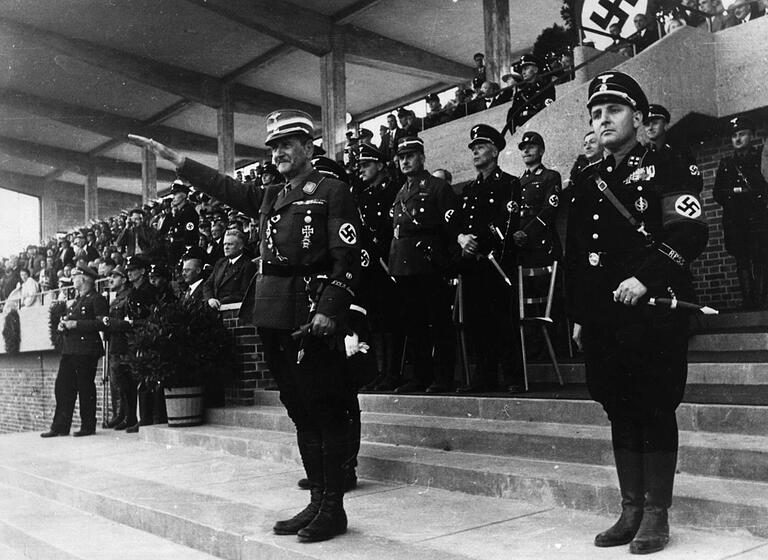 Willy Sachs (rechts) in SS-Uniform mit Franz Freiherr von Epp, dem Statthalter der NSDAP in Bayern.&nbsp;