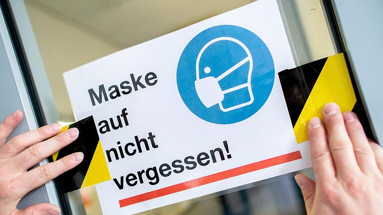 Seit Freitag bis 9. Oktober gilt in allen weiterführenden Schulen Schweinfurts ab der fünften Klasse auch im Unterricht wieder Maskenpflicht für Schüler und Lehrer, wenn der Mindestabstand nicht eingehalten werden kann. Das wurde angeordnet, weil der Corona-Inzidenzwert von 35 überschritten wurde.