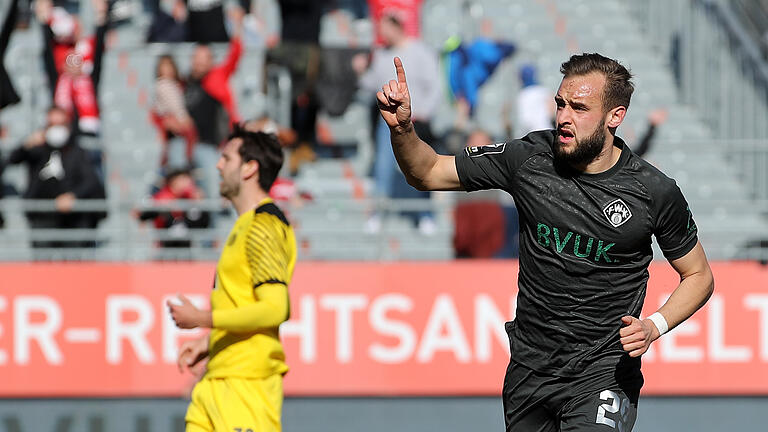 David Kopacz bejubelt sein Tor zum 2:1. Am Ende setzten sich die Würzburger Kickers mit 3:1 gegen Borussia Dortmund II durch.