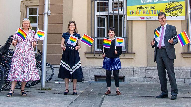 Zeigen Flagge (von links): Petra Müller-März, Daniela Autering und Vera Gehlen von der Gleichstellungsstelle sowie Oberbürgermeister Christian Schuchardt.