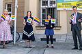 Zeigen Flagge (von links): Petra Müller-März, Daniela Autering und Vera Gehlen von der Gleichstellungsstelle sowie Oberbürgermeister Christian Schuchardt.