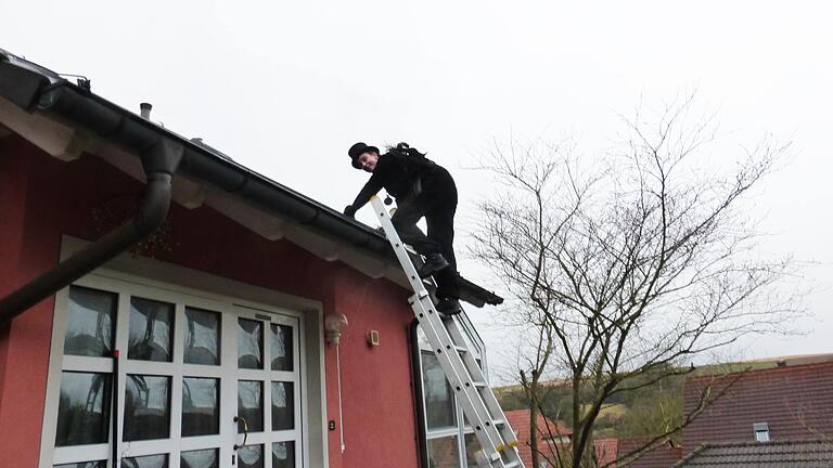 Schwindelfrei und viel Spaß bei der Arbeit: Kaminkehrermeisterin Marina Moritz an einem ihrer täglichen Arbeitsplätze im Kehrbezirk Main-Spessart 13.