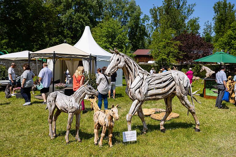 Große und kleine Kunstwerke für den heimischen Garten wurden beim Gartenfest auf Schloss Eyrichshof ausgestellt.