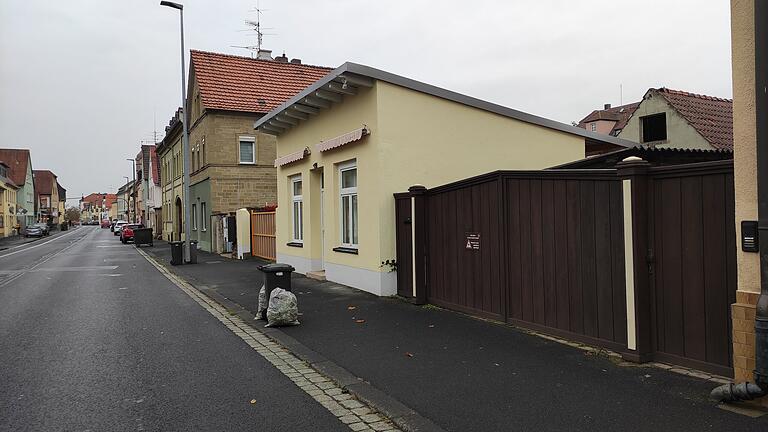 In diesem Gebäude in der Oberndorfer Hauptstraße ist das Parteibüro der rechtsextremen Kleinstpartei 'Dritter Weg'.