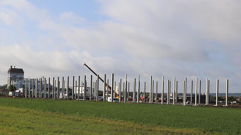 Im Industriegebiet 'An der Mönchstockheimer Straße' in Gerolzhofen errichtet die Firma Schäflein ein Logistik- und Dienstleistungszentrum. Das Foto von der Baustelle entstand Anfang Oktober 2023.