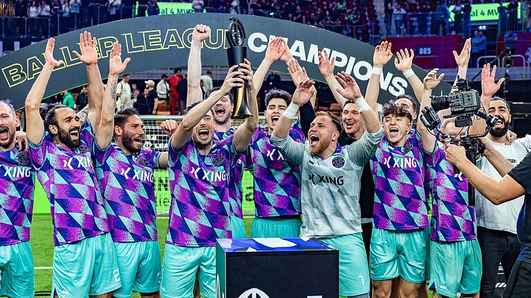 Streets United gewinnt die Baller League - Das Team von Streets United war der Sieger der ersten Saison der Baller League, nun geht die Liga in ihre zweite Saison. Streets United gewinnt die Baller League - Das Team von Streets United war der Sieger der ersten Saison der Baller League, nun geht die Liga in ihre zweite Saison.
