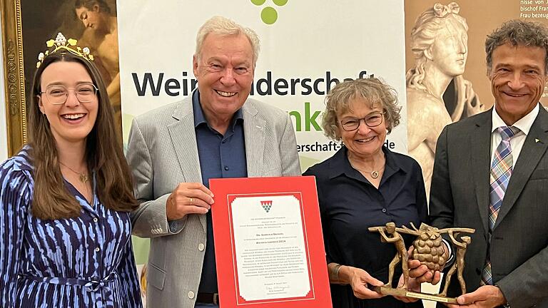 Im Beisein der Fränkischen Weinkönigin Lisa Lehritter (links) überreichten Bruderschaftsmeister Peter Schwappach (rechts) und sein Stellvertreter Günter Grabow (2.von links) den Weinkulturpreis an Dr. Gabriele Brendel.