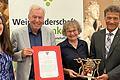 Im Beisein der Fränkischen Weinkönigin Lisa Lehritter (links) überreichten Bruderschaftsmeister Peter Schwappach (rechts) und sein Stellvertreter Günter Grabow (2.von links) den Weinkulturpreis an Dr. Gabriele Brendel.