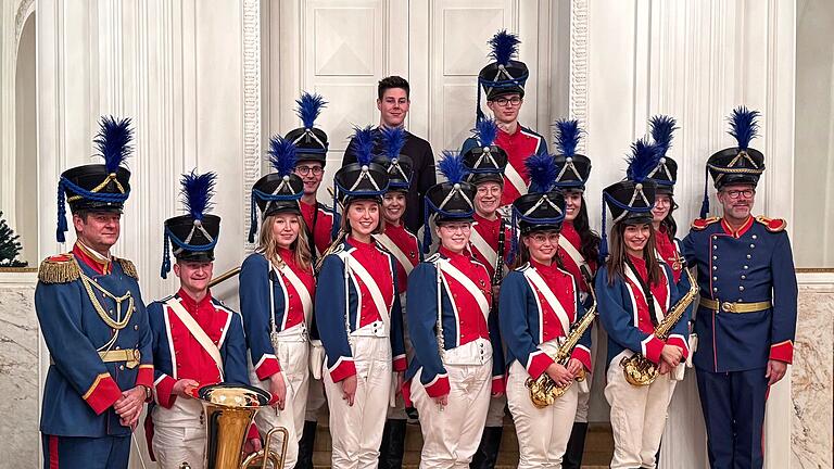 Die Verabschiedeten aus dem Jugendmusikkorps Bad Kissingen - Die Verabschiedeten aus dem Jugendmusikkorps Bad Kissingen. Ebenfalls auf dem Bild: Matthias Zull (links, Direktor der Musikschule) und Roman Riedel (Stellvertreter). Die Verabschiedeten aus dem Jugendmusikkorps Bad Kissingen - Die Verabschiedeten aus dem Jugendmusikkorps Bad Kissingen. Ebenfalls auf dem Bild: Matthias Zull (links, Direktor der Musikschule) und Roman Riedel (Stellvertreter).