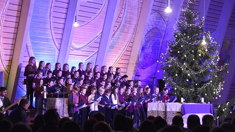 In sieben Instrumental- und Vokalensebles präsentierten Schülerinnen und Schüler, derzeitige und auch einige ehemalige, unter der Leitung von Martin Burkard und Martin Oltsch eine gelungene Mischung internationaler weihnachtlicher Musik aus sechs Jahrhunderten.