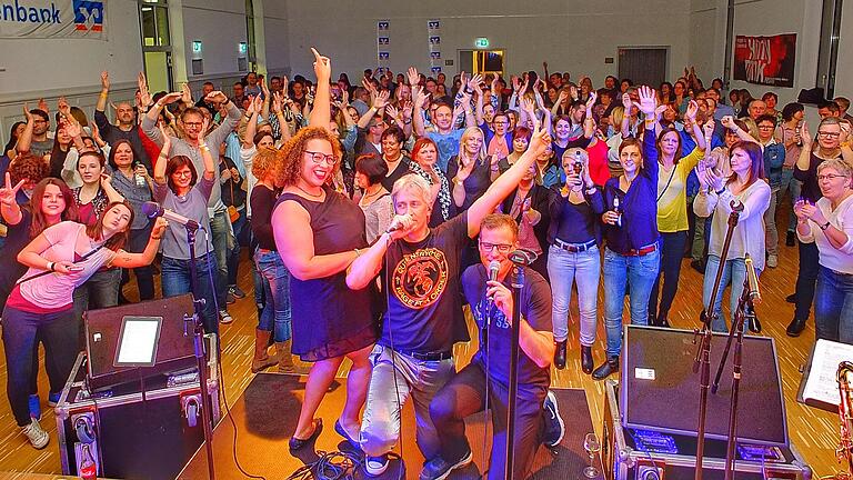 Honky-Tonk-Festival Lohr 2019 - Die Partyband Livin' 4 the Moment zog jede Menge Publikum in die Alte Turnhalle