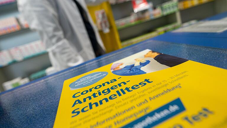 Ein Flyer, der auf einen Corona-Antigen-Schnelltest hinweist, liegt in einer Apotheke auf dem Tresen. Ein Flyer, der auf einen Corona-Antigen-Schnelltest hinweist, liegt in einer Apotheke auf dem Tresen. 