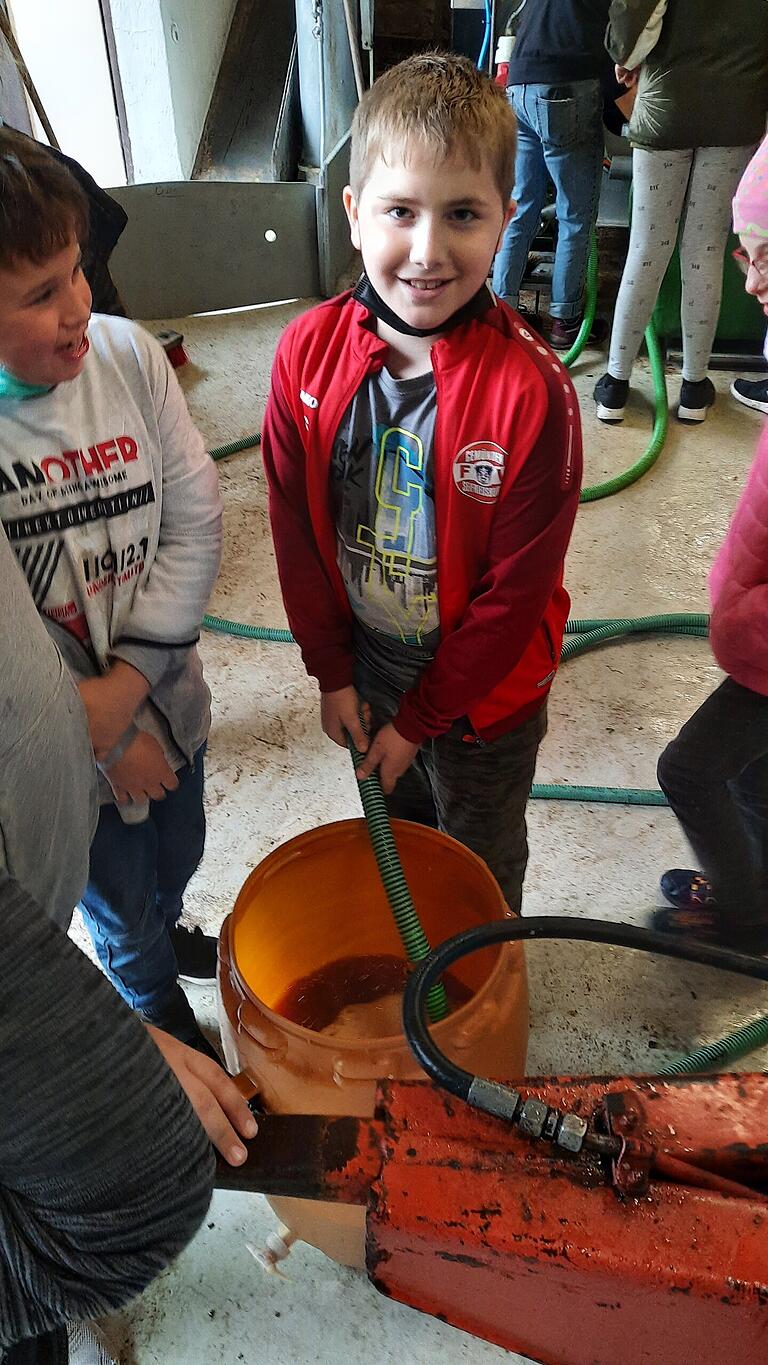 Begeisterung beim Most abfüllen. Begeisterung beim Most abfüllen.