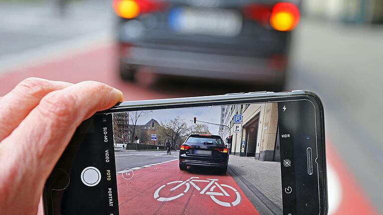 Laut einem Urteil ist es erlaubt, Fahrzeuge von Falschparkern und Falschparkerinnen zu fotografieren.