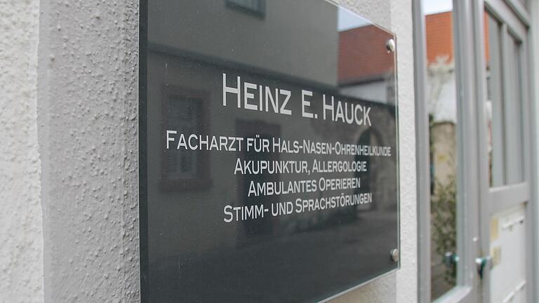 Der Eingang zur Praxis des Karlstadter HNO-Arzt Dr. Heinz Hauck: Am Freitag öffnet er zum letzten Mal regulär, einen Nachfolger hat er nicht gefunden.