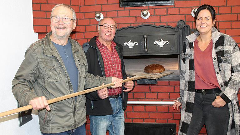 Mit der Erneuerung des Backhauses in Stetten macht der Verein 'DorfLEBEN' seinem Namen alle Ehre. Dietmar Zink, Burkhard Hautzinger und Julia Trabert (von links) haben daher allen Grund zur Freude. Mit der Erneuerung des Backhauses in Stetten macht der Verein 'DorfLEBEN' seinem Namen alle Ehre. Dietmar Zink, Burkhard Hautzinger und Julia Trabert (von links) haben daher allen Grund zur Freude.