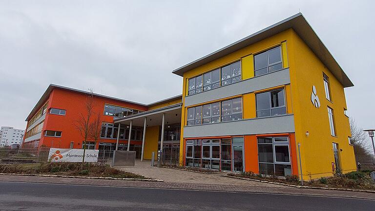 Zum Schulgürtel gehört das Schulzentrum-West mit der Fachakademie für Sozialpädagogik, der Alfons-Gobbel-Berufsschule, den Montessori-Schule (Bild), der Georg-Schäfer-Berufsschule und dem AvH-Gymnasium. Zum Schulgürtel gehört das Schulzentrum-West mit der Fachakademie für Sozialpädagogik, der Alfons-Gobbel-Berufsschule, den Montessori-Schule (Bild), der Georg-Schäfer-Berufsschule und dem AvH-Gymnasium.