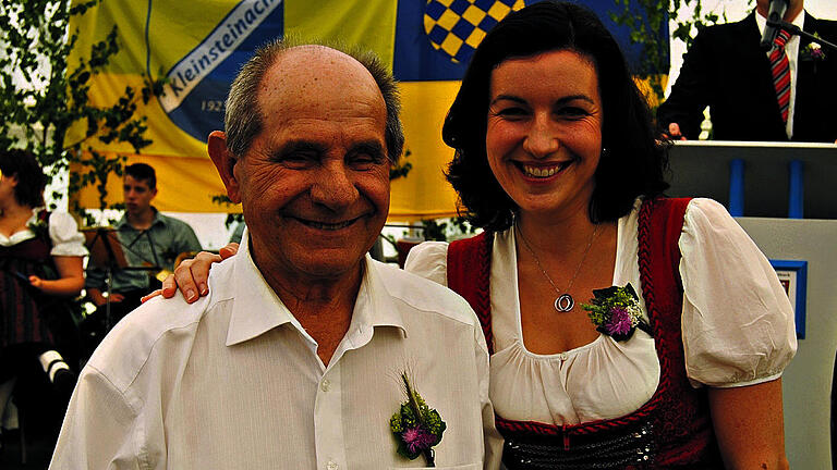 Alois Mühlfelder ist seit fünf Jahrzehnten als Feldgeschworener aktiv. MdB Dorothee Bär gratulierte zum Jubiläum. Alois Mühlfelder ist seit fünf Jahrzehnten als Feldgeschworener aktiv. MdB Dorothee Bär gratulierte zum Jubiläum.