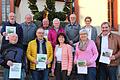 Die Sieger des Blumenschmuckwettbewerbes 2017 wurden von der  Eigenheimervereinigung Thüngen mit einem Einkaufsgutschein und einer Urkunde prämiert. Hinten von links:  Wilfried Deistler, Walter Weller, Herbert Fiedler, Hermine Pfeiffer, Günter Morgenstern und Vorsitzende Anke Peter. Vorne von links: Adolf Hofmann, Winfried und Erika Deivel, Solveig Kolb und Bürgermeister Lorenz Strifsky.