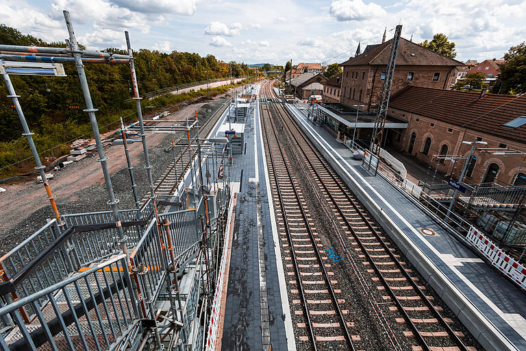 Die Bahnsteige sind erhöht und verbreitert, die Arbeiten am Gleis befinden sich in den letzten Zügen. Die Bahnsteige sind erhöht und verbreitert, die Arbeiten am Gleis befinden sich in den letzten Zügen.