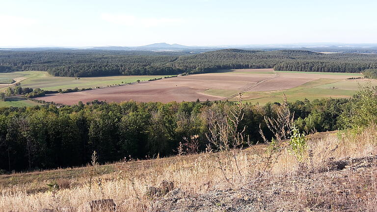 Blick vom Maroldsweisacher Zeilberg (Archivbild, 2020). Am Horizont sind die Gleichberge zu sehen. Blick vom Maroldsweisacher Zeilberg (Archivbild, 2020). Am Horizont sind die Gleichberge zu sehen.
