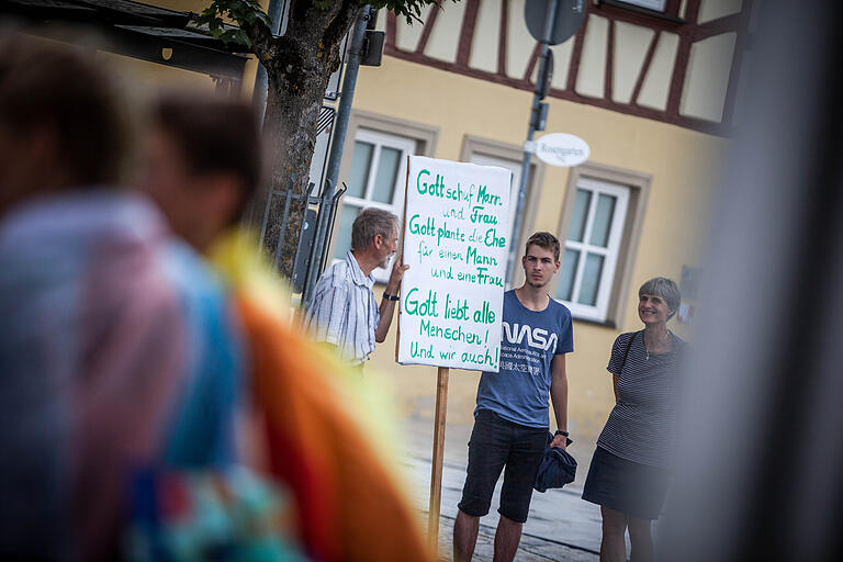 Am Rande des Marktplatzes positionierte sich eine Gruppe mit einem provokanten Plakat.