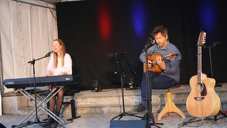 Bei der Bergrheinfelder Kulturwoche begeisterte Christin Henkel, hier mit ihrem Vater an der Gitarre, die Besucherinnen und Besucher mit ihren teils dunkelschwarz humorigen Liedern.