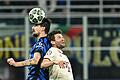Inter Mailand - Bayern München       -  Thomas Müller (r) im Kopfball-Duell mit Mailands Francesco Acerbi.