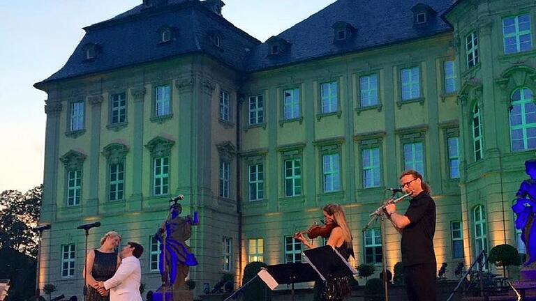 So viele Besucher wie nie genossen die 7. Wernecker Schlossnacht       -  (fan)   An einem perfekten-lauen Sommerabend haben am Samstag so viele Besucher wie bisher nie die 7. Wernecker Schlossnacht besucht. Hunderte waren in den malerischen Schlossgarten gekommen, um vor der Kulisse des Barockschlosses Musik und Gesang der sieben Künstler Katrin Glucharen (Sopran und künstlerische Leitung), Stefanie Herchet (Mezzosopran), Luisa Reith (Popvocal), Daniela Reimertz (Violine), Georgios Bitzios (Tenor), Matthias Köhler (Saxophon) und Wolfgang Schöttner (Piano, Arrangeur) zu genießen. Diese unterhielten ihr Publikum mit Gesang und Musiktiteln unter dem Motto &bdquo;Musical and More&ldquo;: &bdquo;Love changes everything&ldquo;, &bdquo;Granada&ldquo;, &bdquo;Dantes Prayer&ldquo;, &bdquo;All I ask of you&ldquo;, &bdquo;Dir gehört mein Herz&ldquo; bis hin zu &bdquo;You look wonderful tonight&ldquo; und &ndash; so endete der Konzertabend &ndash; &bdquo;Lippen schweigen&ldquo;. Glucharen (Sopran) und Bitzios (Tenor) gaben das Stück im Duett wieder. Zugabe: &bdquo;The Rose&ldquo; &ndash; hier durften und sollten alle mitsingen. Die Schlossnacht-Besucher dankten den Künstlern mit lang anhaltendem Beifall. Professor Christian Hendrich, Ärztlicher Direktor und Vorsitzender des Fördervereins Orthopädisches Krankenhaus, freute sich über den Andrang und dankte dem Publikum für sein großes Interesse. Mit dem Erlös aus der Veranstaltung soll die Anschaffung eines Computertomografen unterstützt werden. Einmal mehr führte Christian Schwarz locker, mit Charme und souverän durch die Veranstaltung. Um 22.30 Uhr das Feuerwerk &ndash; der obligatorische, aber erneut beeindruckende Augenschmaus als Schlusspunkt der 7. Wernecker Schlossnacht.