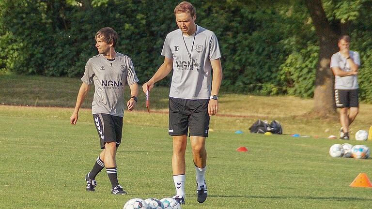 Aubstadts Coach Julian Grell (rechts) und sein Co-Trainer Alexander Sarwanidi machen zurzeit nicht nur beim Training, sondern auch während der Spiele sehr viel richtig. Mit dem SV Schalding-Heining erwarten sie am Samstag einen nicht zu unterschätzenden Gegner.