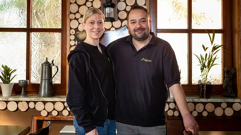 Rene Tierno und seine Frau Rebecca eröffnen in Hofheim ein fränkisches Wirtshaus mit Biergarten. Das 'Hofheimer Wirtshäusle' startet seinen Betrieb am 27. April. Rene Tierno und seine Frau Rebecca eröffnen in Hofheim ein fränkisches Wirtshaus mit Biergarten. Das 'Hofheimer Wirtshäusle' startet seinen Betrieb am 27. April.