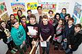 Die Präsidentin des Lions-Clubs Marktheidenfeld-Laurentius, Monika Oetzel (hinten), mit den Siegern des Friedensplakatwettbewerbs 2016.
