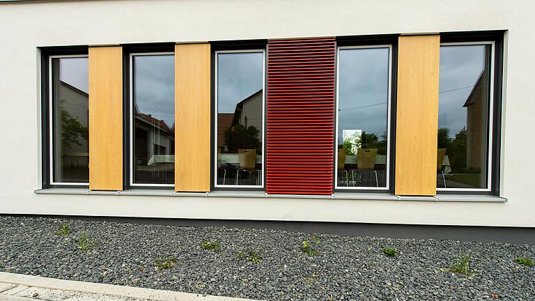 Mut zur Farbe: Fensterfront am Dorfgemeinschaftshaus in Altenmünster. Mut zur Farbe: Fensterfront am Dorfgemeinschaftshaus in Altenmünster.