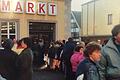 Ansturm auf den Kupsch-Markt in Mellrichstadt nach der Grenzöffnung: Lange Schlangen bildeten sich vor dem Geschäft, in dem wochenlang Ausnahmezustand herrschte.