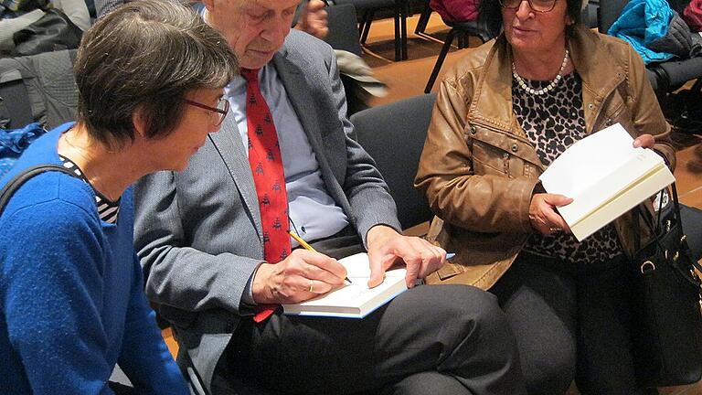 Henning Scherf beim Signieren seines Buches.