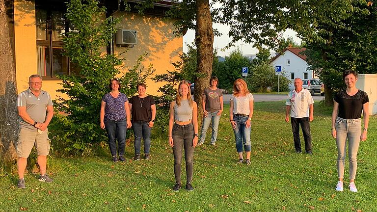 Auf dem Foto von links Georg Smolorz, Sandra Schubert, Svenja Gottwalt, Lisa Reuß, Kerstin Ledermann, Christine Beck, Emil Bieber,Annabel Großmann.
