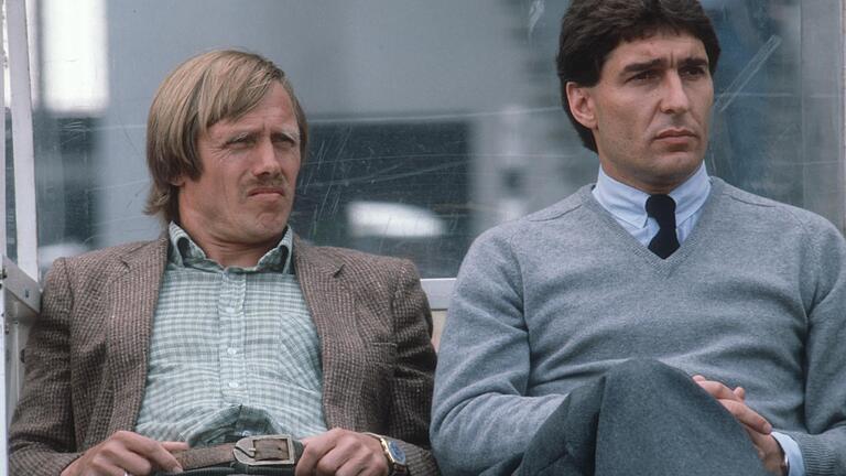 Die erste Trainerstation: Siggi Held (links) und Manager Rudi Assauer auf der Bank des FC&nbsp;Schalke 04 im August 1981