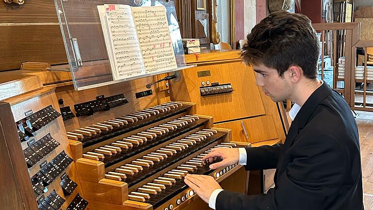 Christoph Preiß entlockte bei seinem Konzert der Orgel von St. Andreas mit fein abgestimmten Registrierungen meisterhaft und überzeugend alles, was sie an Tönen zu geben vermag.