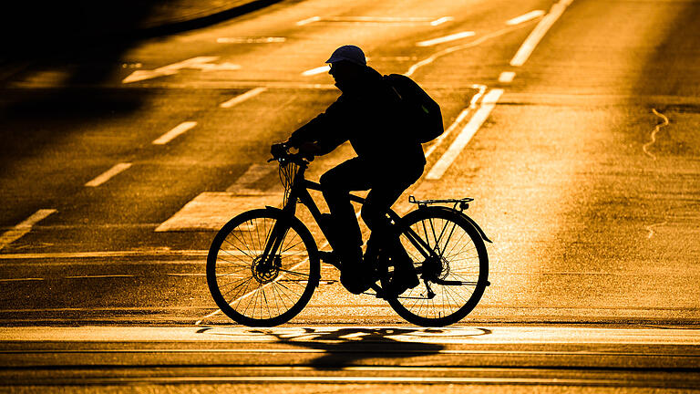 Sonnenaufgang in der Region Hannover.jpeg       -  Mit dem Fahrrad zur Arbeit und wieder zurück – das kann guttun.