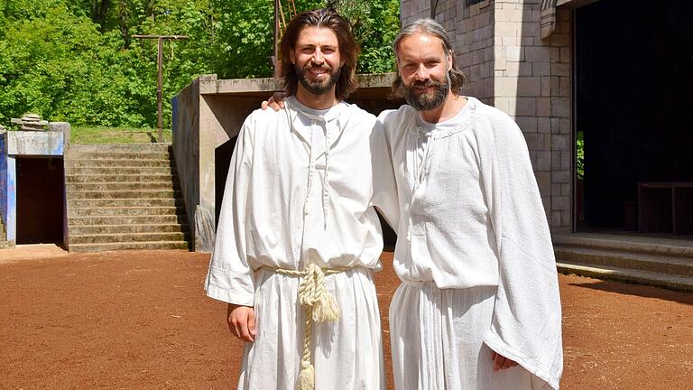 Zwei Freunde und zwei Jesus-Spieler sind bei den Sömmersdorfer Passionsspielen Tobias Garbe (links), der zum ersten Mal die Hauptrolle spielt, und Tobias Selzam (rechts), der sie zum dritten Mal bekommen hat.